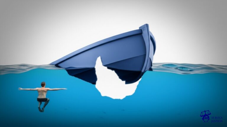 Un bote salvavidas con un agujero enorme, hundiéndose lentamente, mientras un individuo nada tranquilamente en el agua, mirando en dirección opuesta. Representa: Incumplimiento de la obligación de salvamento" por parte del asegurado