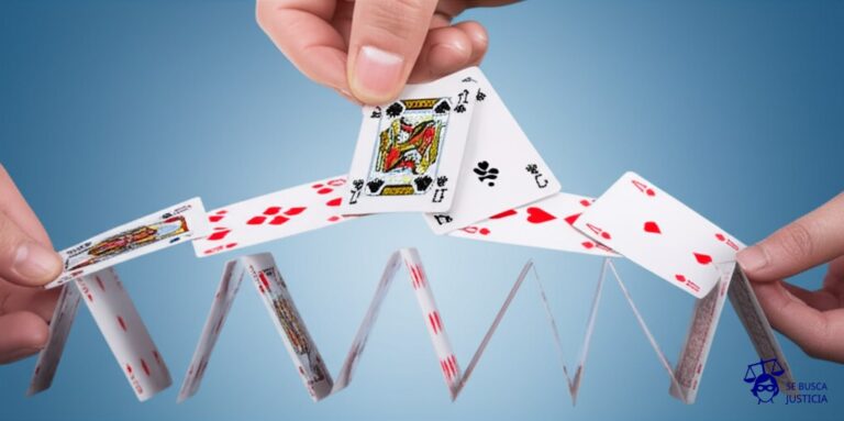 Un par de manos intentan sostener un castillo de naipes a punto de derrumbarse. Una de las manos es grande y robusta, la otra es pequeña y temblorosa. Representa: Invalidez de la póliza de un seguro de vida por falta de la firma del asegurado en la declaración de salud. La aseguradora rechaza el siniestro por nulidad formal. Los beneficiarios argumentan que la compañía tenía conocimiento del estado del riesgo. El mecanismo legal se basa en el principio de buena fe y los actos propios de la aseguradora.