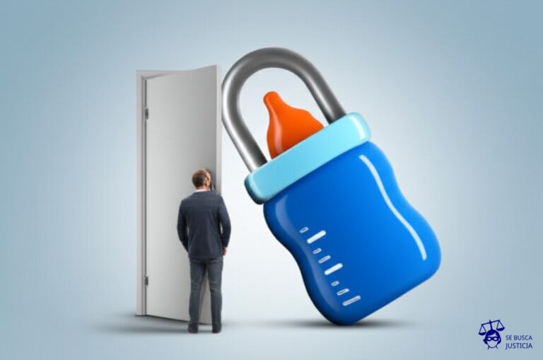 Un hombre (símbolo de trabajador) intentando pasar a través de una puerta (símbolo de la licencia) que está bloqueada por un gran candado (símbolo de la empresa) con forma de biberón. Representa: La negativa de la empresa a otorgar la licencia por paternidad, lo que constituye una violación a un derecho fundamental del trabajador y una discriminación en función del género, generando un perjuicio al no poder disfrutar del período de descanso correspondiente al nacimiento de su hijo.