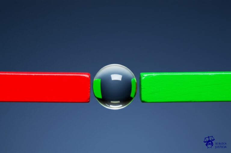 Dos imanes opuestos, cada uno intentando atraer una canica hacia sí mismo, pero la canica se queda inmóvil en el centro, vibrando. Representa: Problemas derivados de la coparentalidad o crianza compartida no matrimonial, cuando las partes no logran acuerdos sobre la educación, salud o residencia de los hijos comunes.