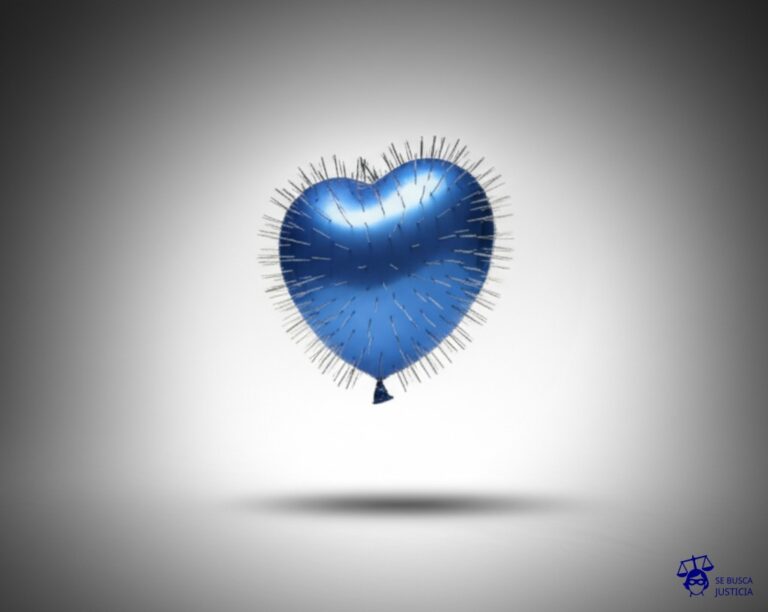 Un gran globo inflado con forma de corazón, perforado por innumerables alfileres, cayendo en picada hacia el suelo. Representa: Problemas por la divulgación de información personal de hijos menores en redes sociales por parte de uno de los progenitores, sin consentimiento del otro y sin considerar la privacidad e interés superior del niño.