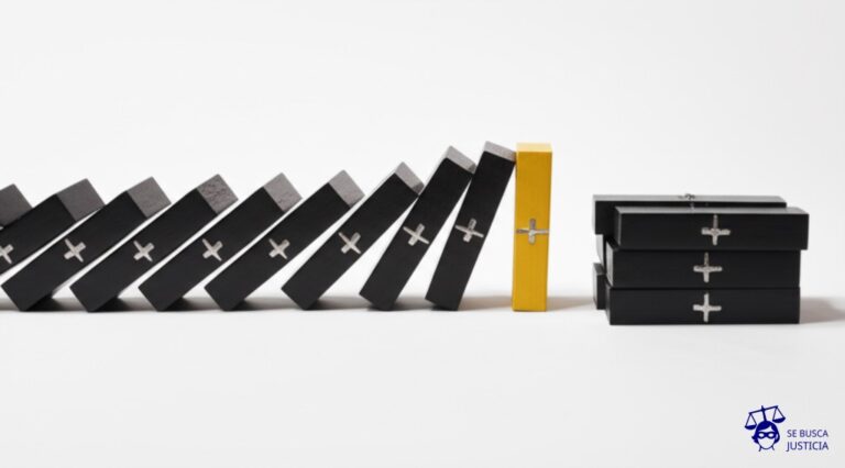 Un juego de dominó. La primera ficha (padres) está a punto de caer, empujando a la segunda (abuelos), que a su vez, está a punto de caer sobre una pila de pequeñas fichas (nietos). Representa: Solicitud de extensión de la obligación alimentaria a los abuelos en caso de incumplimiento o imposibilidad de los padres, como una medida subsidiaria para garantizar la subsistencia de los nietos.