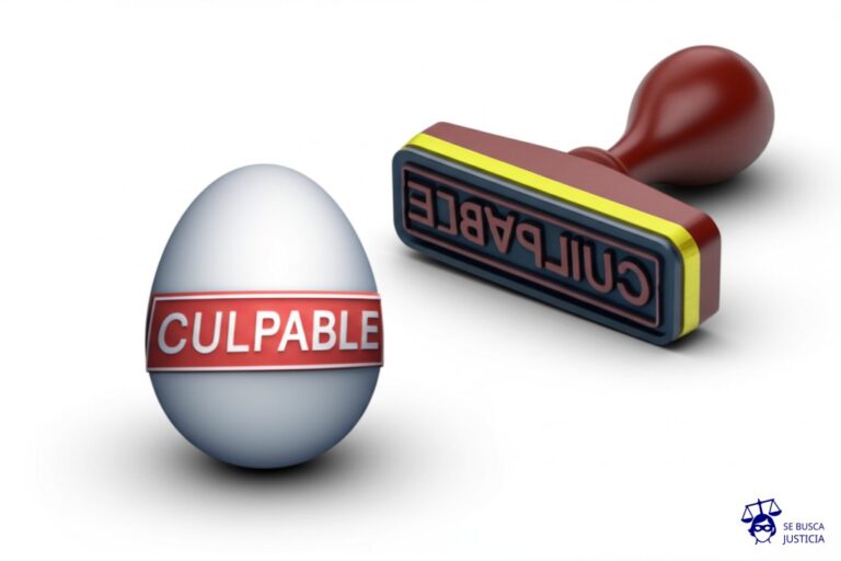 Un gran sello de goma, con la palabra CULPABLE estampada sobre un huevo de Pascua intacto. Representa: Una agencia de cobranzas registra erróneamente a un consumidor en una lista de morosos afectando su historial crediticio y su acceso a futuros créditos sin justificación.