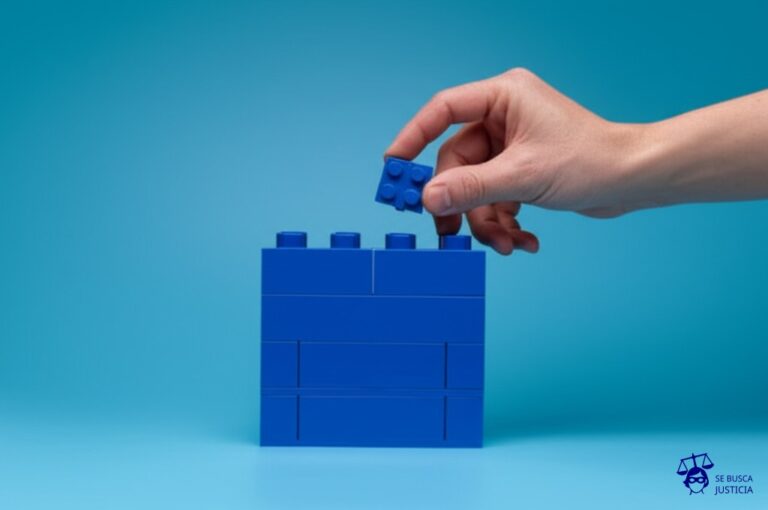 Un ladrillo Lego gigante (la empresa) siendo desarmado por una mano invisible, revelando una pequeña pieza (el código abierto) que es idéntica a una de las piezas internas del Lego. Representa: Una empresa de software es demandada por haber utilizado un fragmento de código de código abierto con una licencia restrictiva, lo que obliga a la empresa a liberar su propio código propietario, violando el acuerdo de licencia.