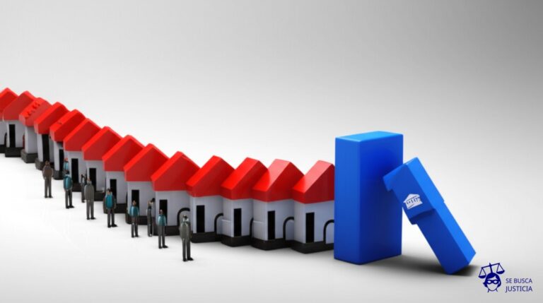 Un dominó gigante, con la forma de un mensaje de texto, empujando una fila interminable de pequeños dominós que representan casas, bancos y personas. El último dominó, que simboliza la defensa, está inclinado pero aún no ha caído. Representa: Una persona difunde noticias falsas en un grupo de mensajería privada, causando pánico y una corrida bancaria en una pequeña comunidad. La fiscalía tipifica el hecho como instigación a cometer delitos, pero la defensa argumenta que se trata de un simple ejercicio de la libertad de expresión y que los usuarios que reaccionaron son los verdaderos responsables de las consecuencias.